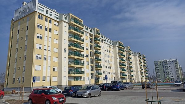 ЗА БРИГУ О ГРАЂАНИМА, КЉУЧ У РУКЕ: На новосадском Југовићеву усељавају се и ничу нови станови за безбедњаке ЗА БРИГУ О ГРАЂАНИМА, КЉУЧ У РУКЕ: На новосадском Југовићеву усељавају се и ничу нови станови за безбедњаке