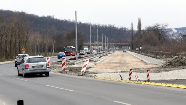 ДРУГИ ДЕО БУЛЕВАРА У МАЈУ? Како теку радови на делу саобраћајнице Патријарха Павла, пре радова од Хиподрома до Кошутњака - демонтажа шина