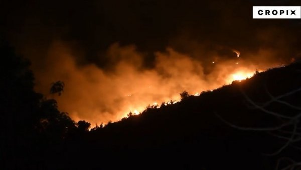 ВЕЛИКИ ШУМСКИ ПОЖАР У ХРВАТСКОЈ: Ватрена стихија код Омиша, на терену 82 ватрогасца, јак ветар отежава гашење (ВИДЕО) ВЕЛИКИ ШУМСКИ ПОЖАР У ХРВАТСКОЈ: Ватрена стихија код Омиша, на терену 82 ватрогасца, јак ветар отежава гашење (ВИДЕО)
