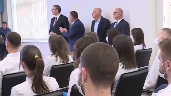 ВУЧИЋ СЕ ОБРАТИО МЛАДИМ ЛЕКАРИМА: Имате прилику да учите од најбољих, плате ће расти у наредном периоду ВУЧИЋ СЕ ОБРАТИО МЛАДИМ ЛЕКАРИМА: Имате прилику да учите од најбољих, плате ће расти у наредном периоду