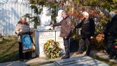 НА ГРОБУ ВЕНАЦ ОД МАРКА И МАРИЈЕ: У Пожаревцу обележено 16 година од смрти Милошевића НА ГРОБУ ВЕНАЦ ОД МАРКА И МАРИЈЕ: У Пожаревцу обележено 16 година од смрти Милошевића