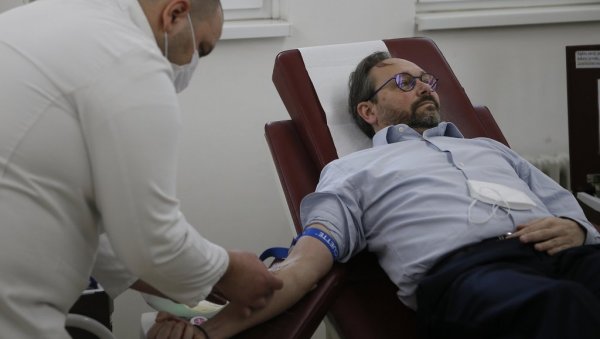 АМБАСАДОР ЖИОФРЕ ДАО КРВ: Кампања Делегације ЕУ #За безбеднији живот кренула из Новог Сада АМБАСАДОР ЖИОФРЕ ДАО КРВ: Кампања Делегације ЕУ #За безбеднији живот кренула из Новог Сада
