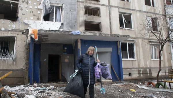 ГРАДОВИ ПОД ГРАНАТАМА, УНИШТЕНА ЈОШ ДВА АЕРОДРОМА: Москва извештава о напредовању руских трупа у Украјини, Кијев очекује јак напад ГРАДОВИ ПОД ГРАНАТАМА, УНИШТЕНА ЈОШ ДВА АЕРОДРОМА: Москва извештава о напредовању руских трупа у Украјини, Кијев очекује јак напад