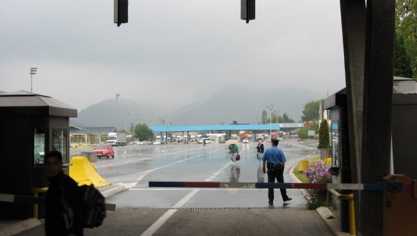 ХАПШЕЊЕ БЛИЗУ ДИМИТРОВГРАДА: Кријумчарио осам миграната ХАПШЕЊЕ БЛИЗУ ДИМИТРОВГРАДА: Кријумчарио осам миграната