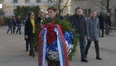 ГОДИШЊИЦА СМРТИ ЗОРАНА ЂИНЂИЋА: Премијерка Брнабић положила венац на месту атентата ГОДИШЊИЦА СМРТИ ЗОРАНА ЂИНЂИЋА: Премијерка Брнабић положила венац на месту атентата