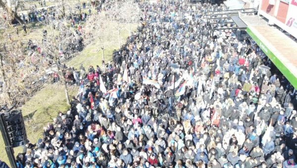 ВИШЕ ОД 3000 ЉУДИ У ОБРЕНОВЦУ ЧЕКА ВУЧИЋА: Народ се окупља пред обраћање председника, вијоре се тробојке (ФОТО) ВИШЕ ОД 3000 ЉУДИ У ОБРЕНОВЦУ ЧЕКА ВУЧИЋА: Народ се окупља пред обраћање председника, вијоре се тробојке (ФОТО)