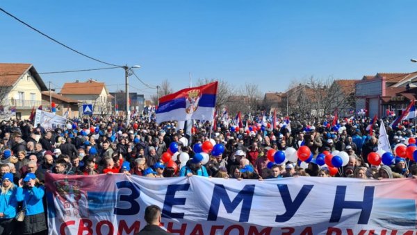 ВУЧИЋ СТИЖЕ У БУСИЈЕ: Велики број људи чека обраћање председника (ФОТО) ВУЧИЋ СТИЖЕ У БУСИЈЕ: Велики број људи чека обраћање председника (ФОТО)