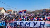 ВУЧИЋ СТИЖЕ У БУСИЈЕ: Велики број људи чека обраћање председника (ФОТО) ВУЧИЋ СТИЖЕ У БУСИЈЕ: Велики број људи чека обраћање председника (ФОТО)