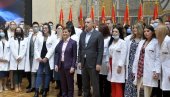 ПРЕМИЈЕРКА АНА БРНАБИЋ ПОРУЧИЛА МЛАДИМ ЛЕКАРИМА: Изабрали сте тежак, али најхуманији позив (ФОТО/ВИДЕО) ПРЕМИЈЕРКА АНА БРНАБИЋ ПОРУЧИЛА МЛАДИМ ЛЕКАРИМА: Изабрали сте тежак, али најхуманији позив (ФОТО/ВИДЕО)