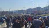 ПРОТЕСТ У НАСЕЉУ СТЕПА: Траже још једну школу и вртић, шетња до Трошарине ПРОТЕСТ У НАСЕЉУ СТЕПА: Траже још једну школу и вртић, шетња до Трошарине