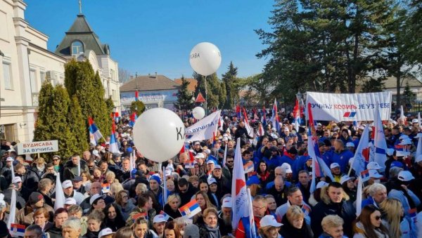КАЋ ЧЕКА ВУЧИЋА: Велики број грађана чека обраћање председника (ФОТО/ВИДЕО) КАЋ ЧЕКА ВУЧИЋА: Велики број грађана чека обраћање председника (ФОТО/ВИДЕО)