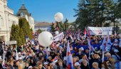 КАЋ ЧЕКА ВУЧИЋА: Велики број грађана чека обраћање председника (ФОТО/ВИДЕО) КАЋ ЧЕКА ВУЧИЋА: Велики број грађана чека обраћање председника (ФОТО/ВИДЕО)