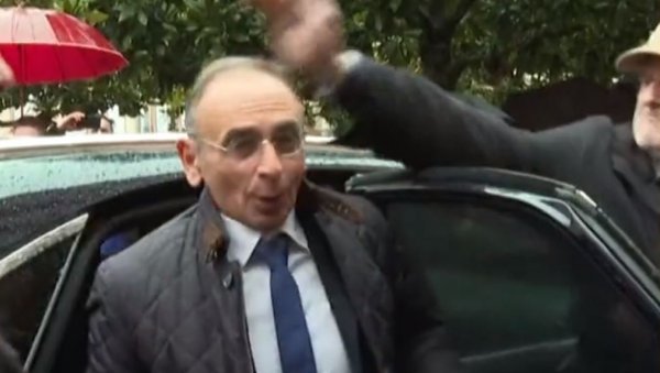 НАПАДНУТ ЕРИК ЗЕМУР: Француски Трамп на мети бесног човека, цео инцидент снимљен (ВИДЕО) НАПАДНУТ ЕРИК ЗЕМУР: Француски Трамп на мети бесног човека, цео инцидент снимљен (ВИДЕО)
