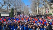 БАЧКА ПАЛАНКА ЧЕКА ВУЧИЋА: Више хиљада људи очекује обраћање председника БАЧКА ПАЛАНКА ЧЕКА ВУЧИЋА: Више хиљада људи очекује обраћање председника