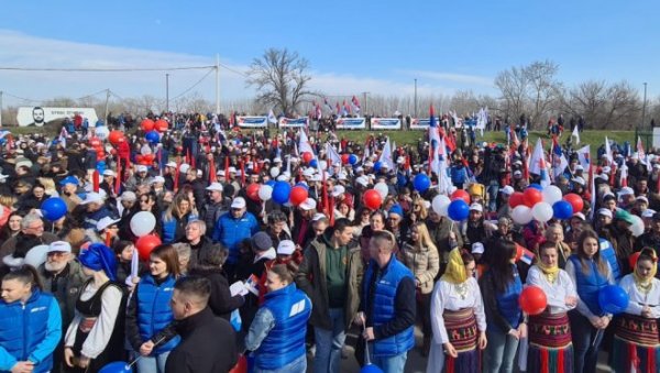 ПРЕДСЕДНИК ДОЛАЗИ У ТИТЕЛ: Вучић се обраћа народу, окупио се велики број људи (ФОТО) ПРЕДСЕДНИК ДОЛАЗИ У ТИТЕЛ: Вучић се обраћа народу, окупио се велики број људи (ФОТО)