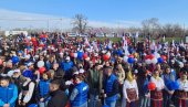 ПРЕДСЕДНИК ДОЛАЗИ У ТИТЕЛ: Вучић се обраћа народу, окупио се велики број људи (ФОТО) ПРЕДСЕДНИК ДОЛАЗИ У ТИТЕЛ: Вучић се обраћа народу, окупио се велики број људи (ФОТО)