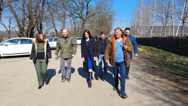 ЈЕДИНИ ГАРАНТ ЗА МИР И СТАБИЛНОСТ ЈЕ АЛЕКСАНДАР ВУЧИЋ: Невена Ђурић, Златибор Лончар и Сара Павков обишли Сремски округ (ФОТО) ЈЕДИНИ ГАРАНТ ЗА МИР И СТАБИЛНОСТ ЈЕ АЛЕКСАНДАР ВУЧИЋ: Невена Ђурић, Златибор Лончар и Сара Павков обишли Сремски округ (ФОТО)