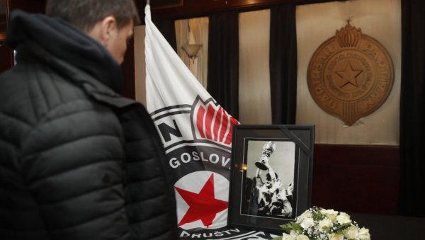 СУЗЕ У ХУМСКОЈ: Партизан и пријатељи се опростили од Небојше Вучићевића Ушкета (ФОТО/ВИДЕО) СУЗЕ У ХУМСКОЈ: Партизан и пријатељи се опростили од Небојше Вучићевића Ушкета (ФОТО/ВИДЕО)