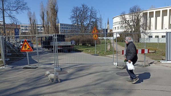 ПАРКИНГ ПОД ПАРКОМ: Почињу радови на изградњи подземне гараже у близини Бановине ПАРКИНГ ПОД ПАРКОМ: Почињу радови на изградњи подземне гараже у близини Бановине