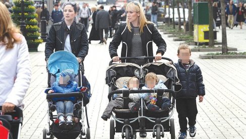 PENZIJA ZA MAJKE SA TROJE DECE ČEKA NOVU VLADU: Novosti istražuju da li će da se uvedu i dodatne olakšice za mnogočlane porodice PENZIJA ZA MAJKE SA TROJE DECE ČEKA NOVU VLADU: Novosti istražuju da li će da se uvedu i dodatne olakšice za mnogočlane porodice