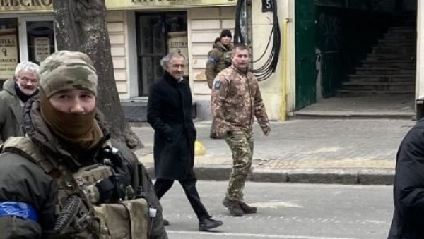 БЕРНАР АНРИ ЛЕВИ ПОНОВО У УКРАЈИНИ: Весник смрти се прошетао кроз Одесу са бившим командантом батаљона Ајдар (ФОТО/ВИДЕО) БЕРНАР АНРИ ЛЕВИ ПОНОВО У УКРАЈИНИ: Весник смрти се прошетао кроз Одесу са бившим командантом батаљона Ајдар (ФОТО/ВИДЕО)