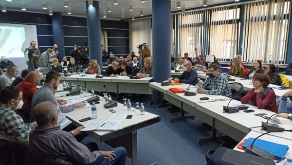 ПОНОВО ПРЕКИНУТА СЕДНИЦА НОВОСАДСКЕ КОМИСИЈЕ ЗА ПЛАНОВЕ: Десетак активиста, вербално и пиштаљка а омело почетак рада скупа ПОНОВО ПРЕКИНУТА СЕДНИЦА НОВОСАДСКЕ КОМИСИЈЕ ЗА ПЛАНОВЕ: Десетак активиста, вербално и пиштаљка а омело почетак рада скупа
