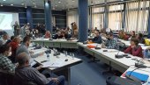PONOVO PREKINUTA SEDNICA NOVOSADSKE KOMISIJE ZA PLANOVE: Desetak aktivista, verbalno i pištaljka a omelo početak rada skupa PONOVO PREKINUTA SEDNICA NOVOSADSKE KOMISIJE ZA PLANOVE: Desetak aktivista, verbalno i pištaljka a omelo početak rada skupa