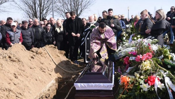 ЈЕЦАЈИ И СУЗЕ: Сахрањен легендарни фудбалер Партизана Небојша Вучићевић Ушке (ВИДЕО) ЈЕЦАЈИ И СУЗЕ: Сахрањен легендарни фудбалер Партизана Небојша Вучићевић Ушке (ВИДЕО)