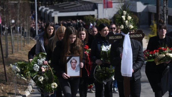 ПАРТИЗАНОВ ДРЕС НА КОВЧЕГУ: Сахрањен Небојша Вучићевић Ушке, реке људи се опростиле од легенде црно-белих ПАРТИЗАНОВ ДРЕС НА КОВЧЕГУ: Сахрањен Небојша Вучићевић Ушке, реке људи се опростиле од легенде црно-белих