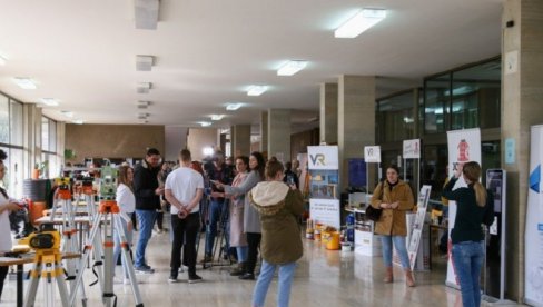 PREDAVANJA I IZLOŽBE O GRAĐEVINSKIM PODUHVATIMA: Inženjerski dan sutra na Građevinskom fakultetu u Subotici PREDAVANJA I IZLOŽBE O GRAĐEVINSKIM PODUHVATIMA: Inženjerski dan sutra na Građevinskom fakultetu u Subotici