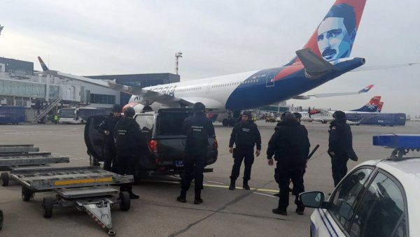 НОВА ДОЈАВА О БОМБИ НА ЛЕТУ ЗА МОСКВУ: Позив стигао из Пољске НОВА ДОЈАВА О БОМБИ НА ЛЕТУ ЗА МОСКВУ: Позив стигао из Пољске