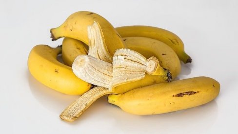 ZA SAMO 45 SEKUNDI: Kako da zelena banana brzo sazri ZA SAMO 45 SEKUNDI: Kako da zelena banana brzo sazri