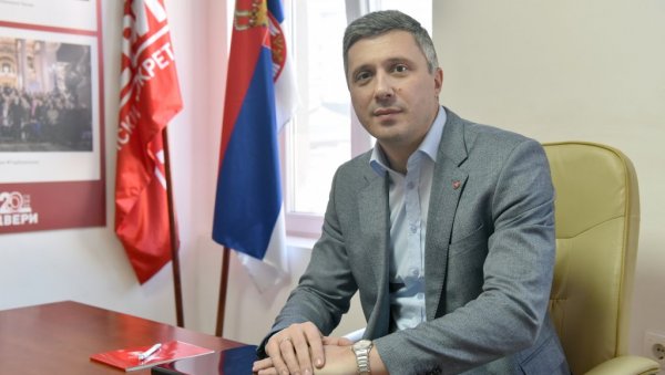 ЛИДЕР ДВЕРИ БОШКО ОБРАДОВИЋ: Свака жена као краљица ЛИДЕР ДВЕРИ БОШКО ОБРАДОВИЋ: Свака жена као краљица