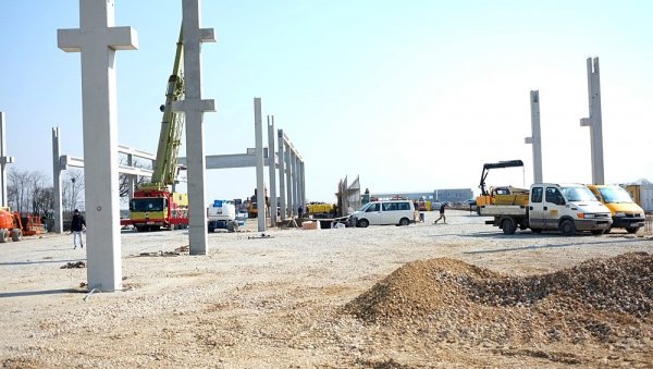 ЈОШ 60 РАДНИХ МЕСТА: У Индустријској зони у Сремској Митровици ничу две фабрике ЈОШ 60 РАДНИХ МЕСТА: У Индустријској зони у Сремској Митровици ничу две фабрике
