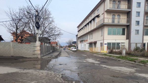 КРОЗ БАРЕ И БЛАТО ДО ГРАДА: Муке житеља Овчанског пута, тротоари су неуређени и поплављени КРОЗ БАРЕ И БЛАТО ДО ГРАДА: Муке житеља Овчанског пута, тротоари су неуређени и поплављени