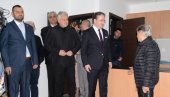 СТАНОВИ ЗА ИЗБЕГЛЕ ИЗ ХРВАТСКЕ: Министар Селаковић у Прокупљу уручио кључеве породицама СТАНОВИ ЗА ИЗБЕГЛЕ ИЗ ХРВАТСКЕ: Министар Селаковић у Прокупљу уручио кључеве породицама