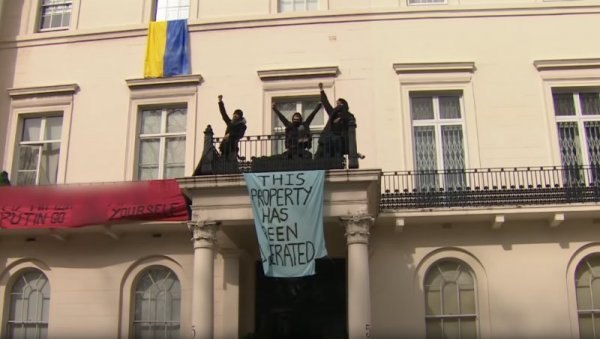 ДРАМА ПРЕКО ПУТА АМБАСАДЕ СРБИЈЕ У ЛОНДОНУ: Група Украјинаца провалила у вилу на лондонском тргу Белгрејв (ФОТО/ВИДЕО) ДРАМА ПРЕКО ПУТА АМБАСАДЕ СРБИЈЕ У ЛОНДОНУ: Група Украјинаца провалила у вилу на лондонском тргу Белгрејв (ФОТО/ВИДЕО)