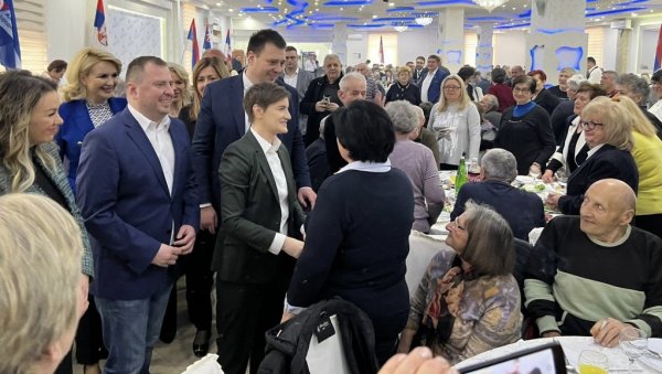 ДЕЛА НАЈБОЉЕ ГОВОРЕ: Кандидати са листе Александар Вучић-Заједно можемо све разговарали са пензионерима (ФОТО) ДЕЛА НАЈБОЉЕ ГОВОРЕ: Кандидати са листе Александар Вучић-Заједно можемо све разговарали са пензионерима (ФОТО)