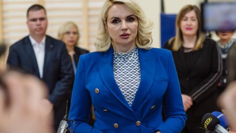 ŠPIJUNKA: Iznenadni gost posetio Dariju Kisić (FOTO) ŠPIJUNKA: Iznenadni gost posetio Dariju Kisić (FOTO)