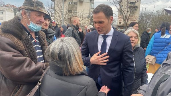 УЛАГАЊЕ У МЛАДЕ ЈЕ ПОЛИТИКА СНС: Мали посетио обновљени терен у Ковилову (ФОТО) УЛАГАЊЕ У МЛАДЕ ЈЕ ПОЛИТИКА СНС: Мали посетио обновљени терен у Ковилову (ФОТО)