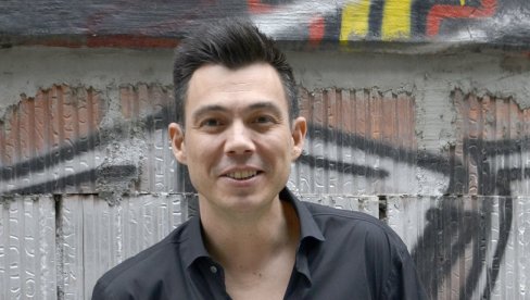 UPOZNALI SU SE U AUTOBUSU: Bio sam zbunjen i stidljiv dečko - ljubavna priča Željka Vasića je pravi hit UPOZNALI SU SE U AUTOBUSU: Bio sam zbunjen i stidljiv dečko - ljubavna priča Željka Vasića je pravi hit