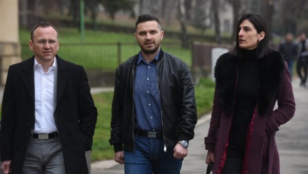 ОДЛОЖЕНО СУЂЕЊЕ БОЖИДАРУ СТОЛИЋУ: Другооптужени Филип Голубовић није се појавио пред судом ОДЛОЖЕНО СУЂЕЊЕ БОЖИДАРУ СТОЛИЋУ: Другооптужени Филип Голубовић није се појавио пред судом