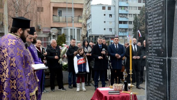 ПАРАСТОС КОД СПОМЕНИКА БЕЛИ АНЂЕО: У Косовској Митровици обележено 18 година од мартовског погрома Срба (ФОТО) ПАРАСТОС КОД СПОМЕНИКА БЕЛИ АНЂЕО: У Косовској Митровици обележено 18 година од мартовског погрома Срба (ФОТО)