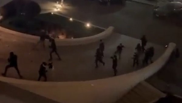 ПОМОЗИТЕ МУ, ПОМОЗИТЕ! Нови, страшан снимак напада навијача Звезде на присталице Ренџерса у Београду (ВИДЕО) ПОМОЗИТЕ МУ, ПОМОЗИТЕ! Нови, страшан снимак напада навијача Звезде на присталице Ренџерса у Београду (ВИДЕО)