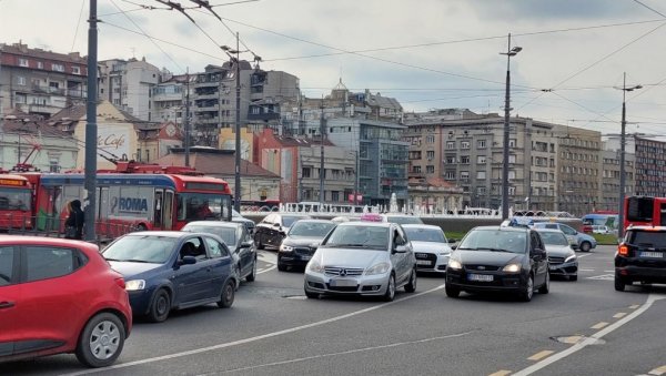 УЛИЦА НА САВСКОМ ВЕНЦУ ЗАТВОРЕНА ЗА САОБРАЋАЈ: Ванредна ситуација направила колапс УЛИЦА НА САВСКОМ ВЕНЦУ ЗАТВОРЕНА ЗА САОБРАЋАЈ: Ванредна ситуација направила колапс