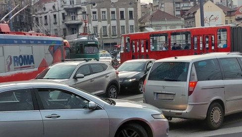 OD JUTROS GUŽVE ŠIROM BEOGRADA: Na starom čvorištu automobili se jedva pomeraju, udes u centru dodatno usporio saobraćaj