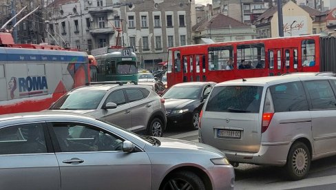 DRAMA NA SLAVIJI: Muškarac pokušao da probije blokadu, povređen policajac DRAMA NA SLAVIJI: Muškarac pokušao da probije blokadu, povređen policajac