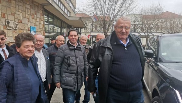 РАДИКАЛИ ПОРУЧИЛИ ИЗ КРУШЕВЦА: Уверени смо да ће Шешељ бити нови премијер РАДИКАЛИ ПОРУЧИЛИ ИЗ КРУШЕВЦА: Уверени смо да ће Шешељ бити нови премијер