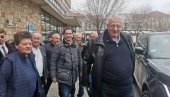 РАДИКАЛИ ПОРУЧИЛИ ИЗ КРУШЕВЦА: Уверени смо да ће Шешељ бити нови премијер РАДИКАЛИ ПОРУЧИЛИ ИЗ КРУШЕВЦА: Уверени смо да ће Шешељ бити нови премијер