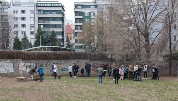 ШКОЛАРЦИ СА ВРАЧАРА САДИЛИ ДРВЕЋЕ: Дворишта пуна трешања и јабука ШКОЛАРЦИ СА ВРАЧАРА САДИЛИ ДРВЕЋЕ: Дворишта пуна трешања и јабука
